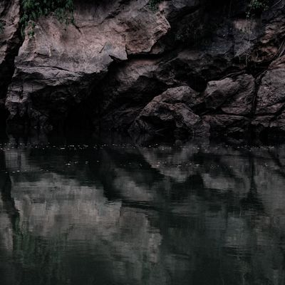 Reflets dans l'eau dans une caverne en Asie.