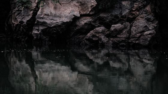 Reflets dans l'eau dans une caverne en Asie. ©Getty - Thnasw Ris Phli Nracht Thna Dech / EyeEm