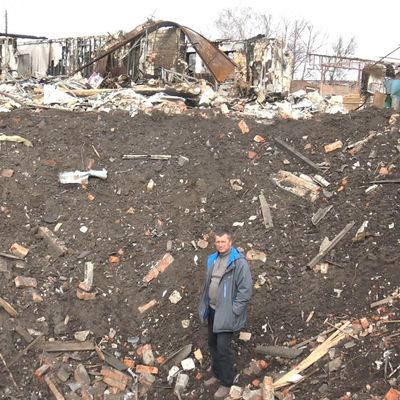 Pavlo Petrovitch, le maire d'Ohtyrka, dans le cratère de plus de 5 mètres laissé par une bombe thermobarique.