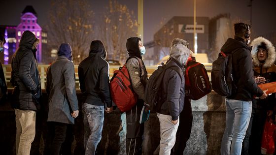 Des migrants et des réfugiés afghans attendant d'être logés après l'évacuation de leur camp ©Getty - Kiran Ridley