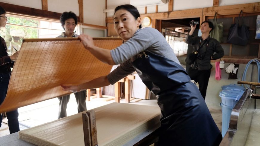 Dépose des feuilles de papier encore humide (le washi de kurotani)