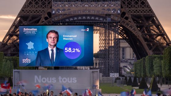 Le Président sortant et réélu Emmanuel Macron a la présidentielle au champ de mars a Paris le 24 avril 2022 ©AFP - CARINE SCHMITT / HANS LUCAS / HANS LUCAS VIA AFP