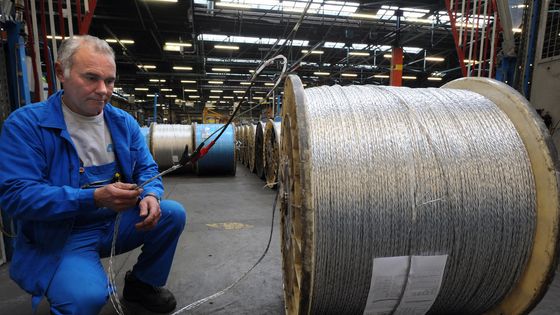 Un salarié d'Acome contrôle la qualité d'un câble destiné à la connexion très haut débit ©AFP - JEAN-FRANCOIS MONIER