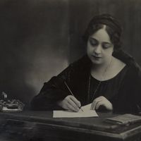 Huda Sharawi, figure du féminisme égyptien. En 1923, elle se dévoile publiquement en gare du Caire.
