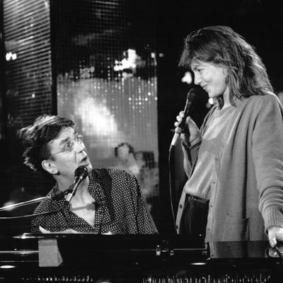 Jacques Higelin et Jane Birkin chantant sur un plateau de l'émission de télévision, 1989