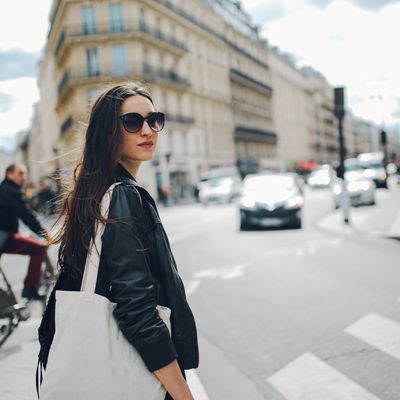 Une femme avec un tote bag à Paris.