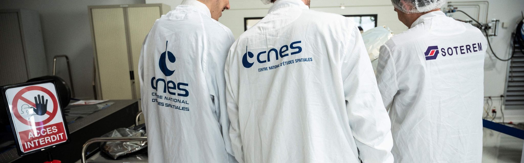 Des ingénieurs du Centre national d'études spatiales (CNES) au CNES de Toulouse, le 17 mars 2022.