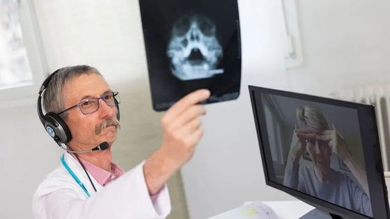 Le médecin et sa patiente lors d'une téléconsultation, photographie de BSIP en 2018, agence spécialisée dans les images scientifiques et médicales ©Getty - BSIP/Universal Images Group via Getty Images