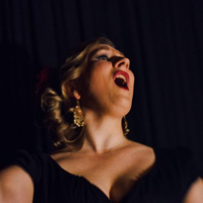 Chanteuse sur scène
