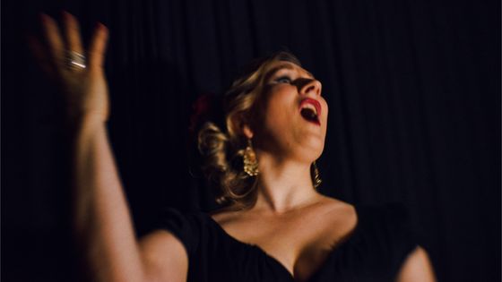 Chanteuse sur scène ©Getty - Suteishi