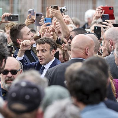 Emmanuel Macron lors de sa visite à Châtenois (Bas-Rhin) ce mardi 12 avril 2022