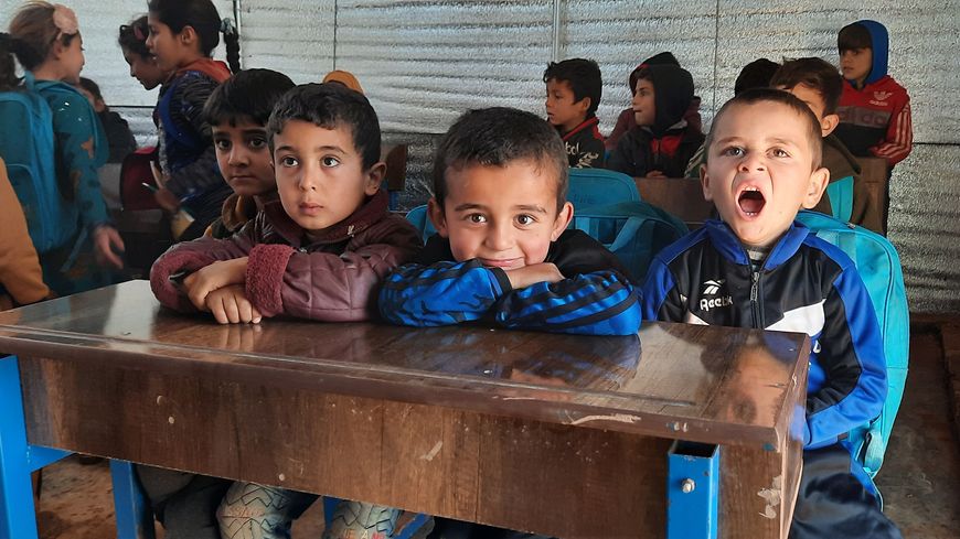 Une école sous des tentes, dans un camp de déplacés.