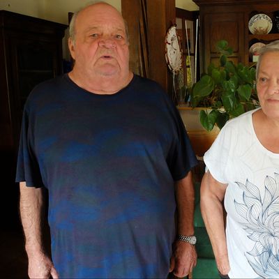 Jacques et Ghislaine Gobert, chez eux, à Pouilly en Auxois, où Jacques a installé son atelier radio.