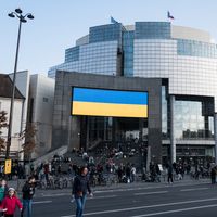 L'écran géant de l'Opéra Bastille affiche un drapeau ukrainien lors de la manifestation pour réclamer la paix en Ukraine