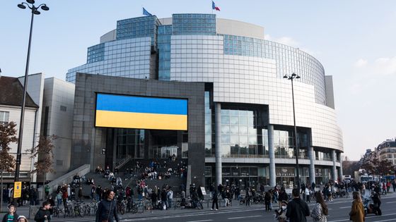 L'écran géant de l'Opéra Bastille affiche un drapeau ukrainien lors de la manifestation pour réclamer la paix en Ukraine ©AFP - Samuel Boivin