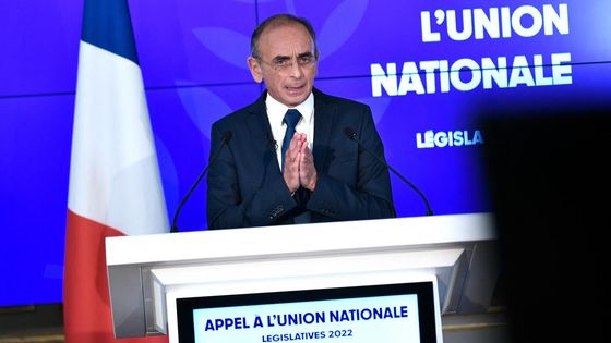 Eric Zemmour le 24 avril 2022 à Paris lors d'une prise de parole après le second tour de l'élection présidentille. - STEPHANE DE SAKUTIN / AFP