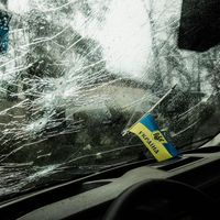 Un pare-brise de voiture criblé de balles à Bucha, banlieue nord de Kiev (Ukraine)