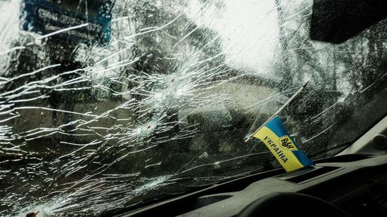 Un pare-brise de voiture criblé de balles à Bucha, banlieue nord de Kiev (Ukraine) ©Getty - © Matthew Hatcher / SOPA Images / Collection Light Rocket
