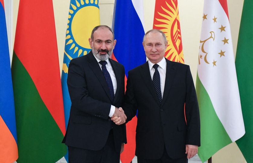 Le Premier ministre arménien, Nikol Pachinian, avec Vladimir Poutine, en décembre 2021, en Russie.