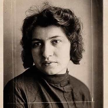 Photo de Dora Diamant, probablement prise pour un passeport