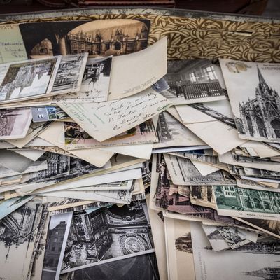 Anciennes cartes postales dans un marché d'antiquités à Rouen