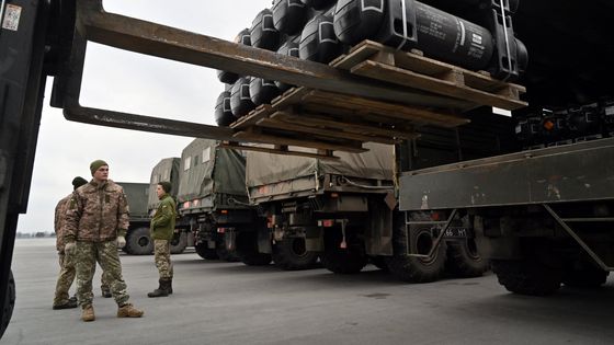Chargement de missiles Javelin américain à Kiev le 11 février dernier ©AFP - Sergei SUPINSKY