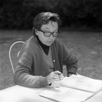 Marguerite Duras lors du tournage de son film "Détruire, dit-elle" à Boutigny-Prouais en 1969