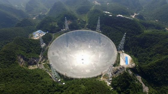 Le plus grand radiotélescope du monde, dans la province du Guizhou (Chine), qui transmettra l'un des deux messages. ©AFP