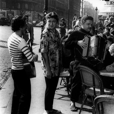 Catherine Sauvage, Daniel Gélin et Dany Robin sur la terrasse des "Deux Magots" dans le film "Paris Canaille" en, 1955, à Paris.
