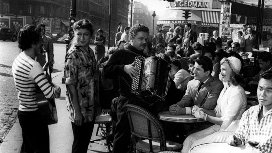 Catherine Sauvage, Daniel Gélin et Dany Robin sur la terrasse des "Deux Magots" dans le film "Paris Canaille" en, 1955, à Paris. ©Getty - Keystone-France/Gamma-Rapho via Getty Images
