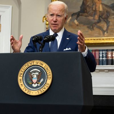 Joe Biden appelle les Américains à « affronter le lobby des armes » et se dit « écœuré et fatigué ».