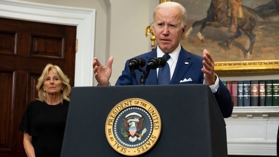 Joe Biden appelle les Américains à « affronter le lobby des armes » et se dit « écœuré et fatigué ». ©AFP - Anna Moneymaker / GETTY IMAGES NORTH AMERICA / Getty Images