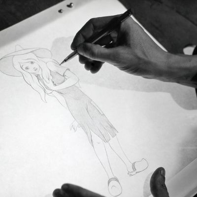 le réalisateur de dessin animé Paul Grimault en train de dessiner un personnage pour "Le Roi et l'oiseau", en 1960.