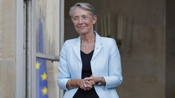 Elisabeth Borne, nouvelle Première ministre dans la cour de l'hôtel de Matignon, le 16 mai 2022. - CHRISTOPHE PETIT TESSON / MAXPPP