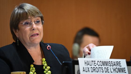 Michelle Bachelet, Haute-Commissaire aux droits de l'homme, tient un discours le 28 février 2022 à Genève devant le Conseil des droits de l'homme de l'ONU. ©AFP - FABRICE COFFRINI