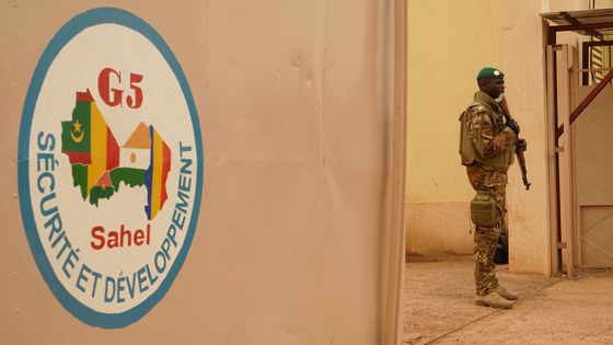 Un soldat malien dans une base du G5 Sahel, en 2018. ©AFP - SEBASTIEN RIEUSSEC