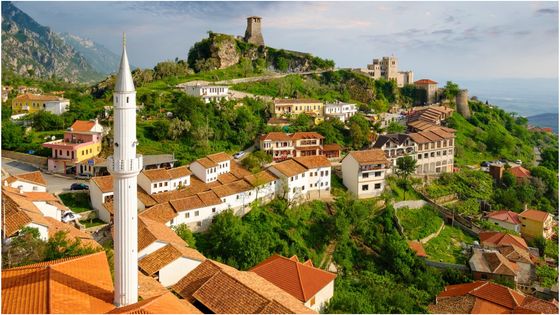 La rue du Bazard, la mosquée du Bazard, le musée Skanderbeg et la forteresse de Kruje, Albanie ©Getty - Westend61