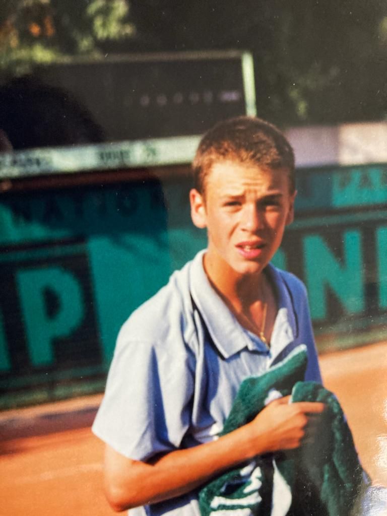 Le chanteur Cyril Mokaiesh, enfant, sur un cours de tennis.