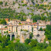Moustiers-Sainte-Marie, l’un des plus beaux villages de France situé en Provence à l’entrée ouest des Gorges du Verdon