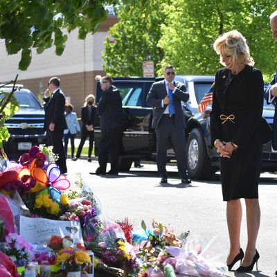 Joe et Jill Biden à Buffalo en train de se recueillir sur le site de la tuerie raciste de samedi dernier