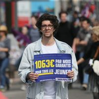 Un soutient de Jean-Luc Mélenchon en marge de son meeting à Marseille, le 27 mars 2022