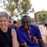 Au Burkina Faso, Parfait Bako (à droite) est fixeur pour la reporter Claude Guibal