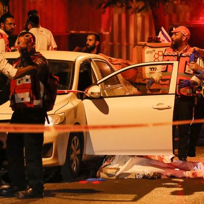 Les policiers et les secours sur les lieux de l'attentat à Elad ce jeudi 5 mai 2022