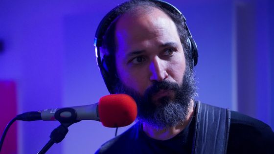 Jawhar dans les studios FIP le jeudi 5 mai ©Radio France - Jérémy Taylor