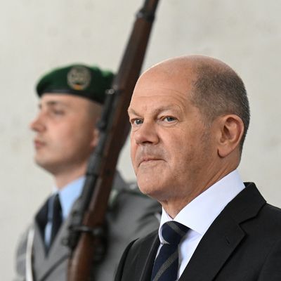 Le chancelier allemand Olaf Scholz devant un soldat tchèque le 5 mai 2022