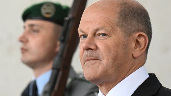 Le chancelier allemand Olaf Scholz devant un soldat tchèque le 5 mai 2022 ©AFP - Tobias SCHWARZ