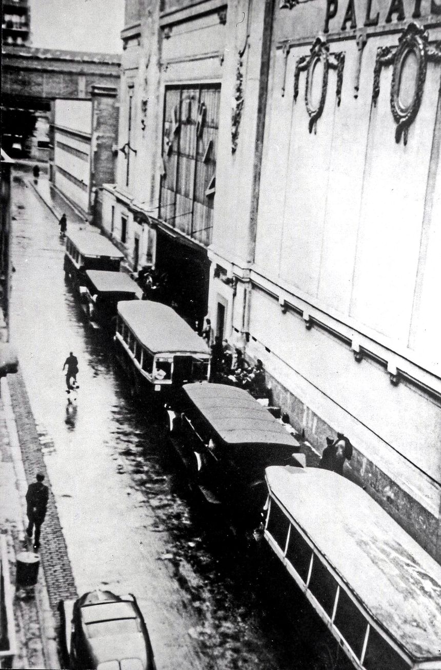 Cette photo est l'unique archive visuelle qu'il reste de la rafle du Vel d'Hiv, les 16 et 17 juillet 1942.