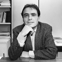 Pierre Bourdieu à son bureau, en 1980