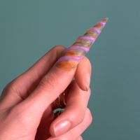 Effets de relief, jeu de textures : Inès Ould Kaci, ou @nailedbyines, multiplie les possibles au bout des ongles, avec un univers "street" et années 2000.