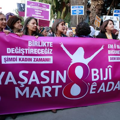 Des membres du Parti démocratique des peuples, participent à une manifestation lors de la Journée internationale de la femme en Turquie le 28 février 2022.